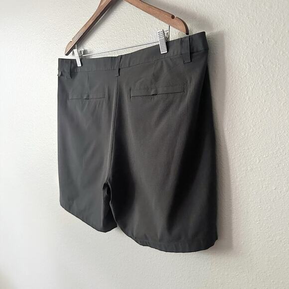 Lululemon ABC Classic-Fit Short 7"
WovenAir Men’s Size 38 Solar Gray - Picture 9 of 13